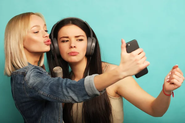 Estilo de vida, emoção e conceito de pessoas: meninas felizes com microp — Fotografia de Stock