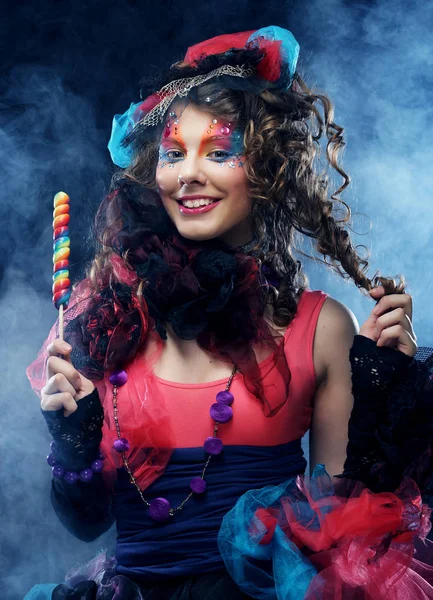 Mulher com maquiagem criativa em estilo de boneca com doces . — Fotografia de Stock