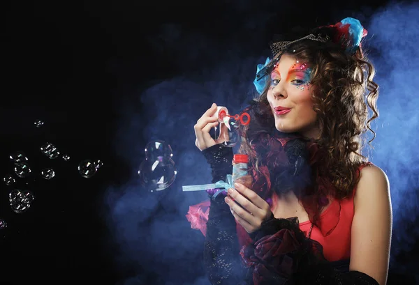 Yaratıcı makyajlı, sabun köpüklü bir manken. Oyuncak bebek.