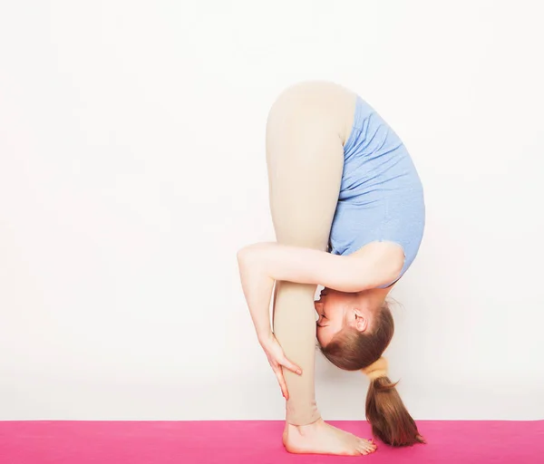 Portrait of attractive woman doing yoga, pilates. Healthy lifestyle and sports concept. — Stock Photo, Image