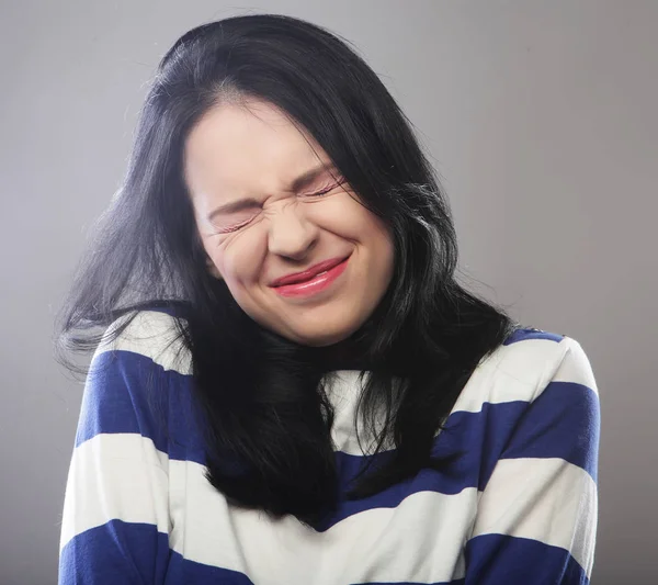 Retrato de jovem mulher morena com sorriso bonito — Fotografia de Stock