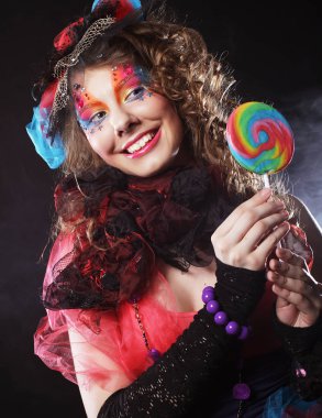 Bebek stili ve şekerli yaratıcı makyajlı bir kadın..