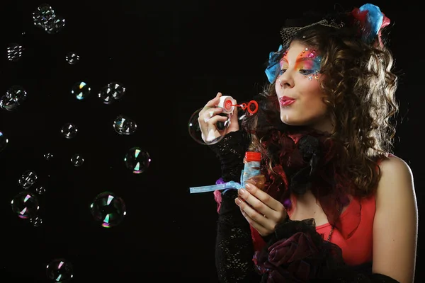 Yaratıcı makyajlı, sabun köpüklü bir manken. Oyuncak bebek.