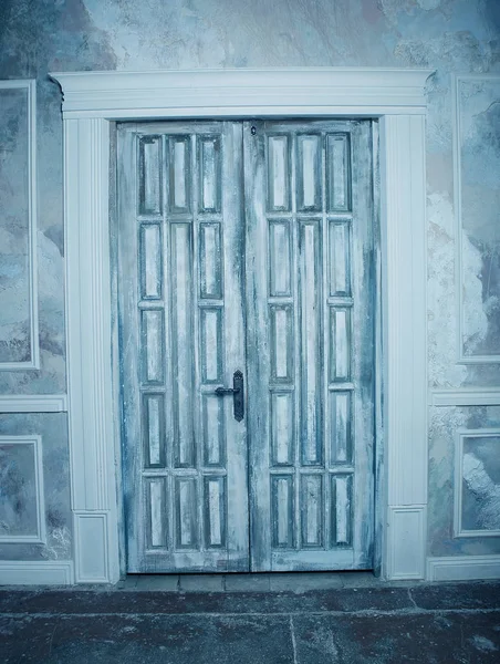 Alte Tür im Innenraum — Stockfoto