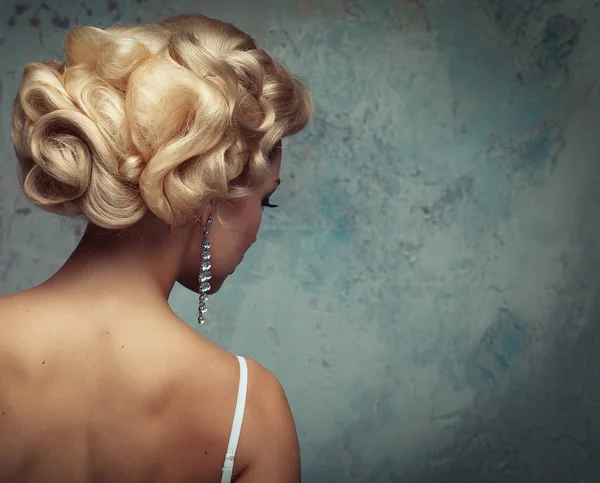 Beautiful bride with fashion wedding hairstyle - close up pictur — Stock Photo, Image