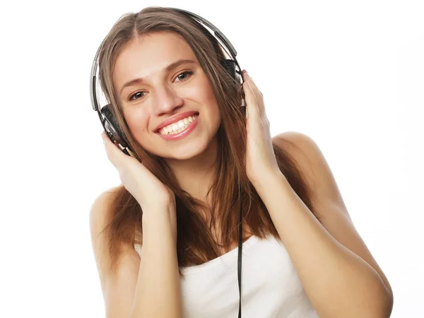 Mujer joven escuchando música. Feliz y auriculares . — Foto de Stock