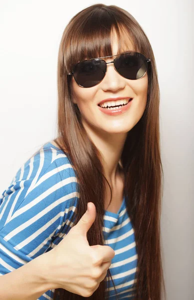 Gelukkig glimlachen mooie jonge vrouw tonen duimen omhoog gebaar — Stockfoto