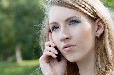Cep telefonu kullanan kadın