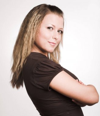 Beyaz arka planda güzel bir kadın