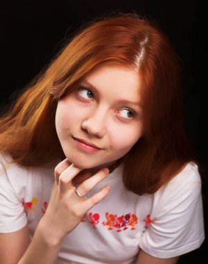 Kızıl saçlı güzel kız