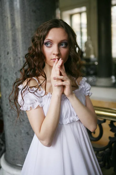 Bela jovem senhora vitoriana em vestido branco — Fotografia de Stock