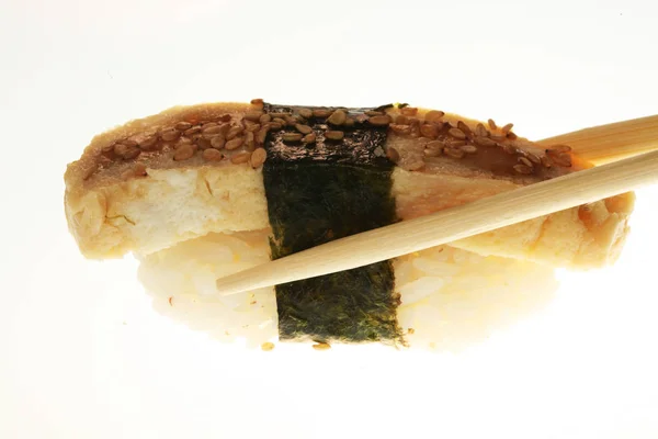 Sushi met stokjes geschoten op wit — Stockfoto