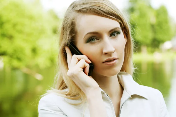 Woman using mobile phone — Stock Photo, Image