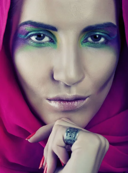 yaratıcı makyaj ile seksi kadın