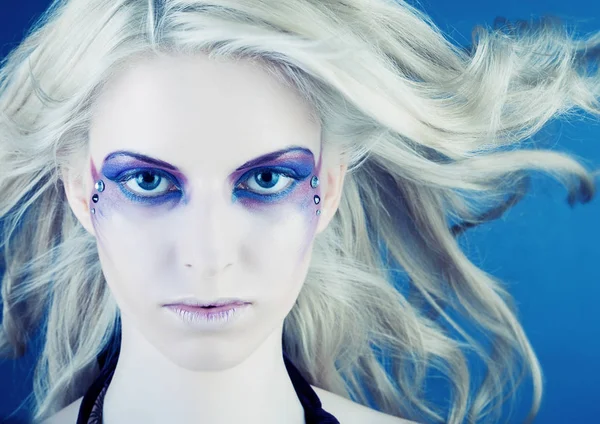 yaratıcı makyaj ile seksi kadın