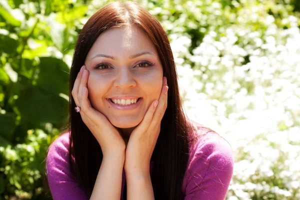 Mooie vrouw in roze jurk — Stockfoto