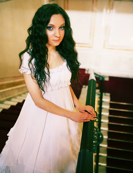 Красива молода вікторіанська леді в білій сукні — стокове фото