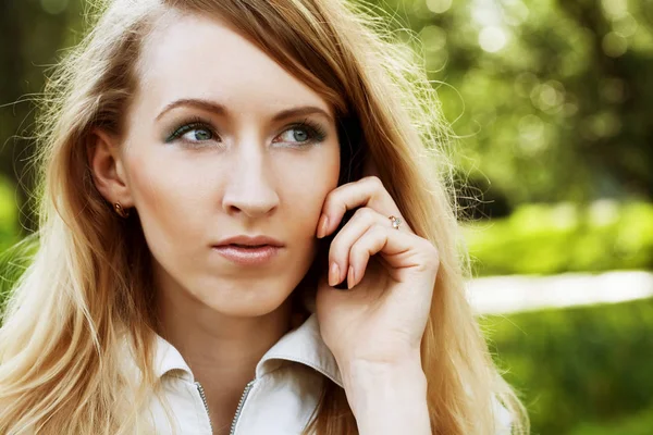 Cep telefonu kullanan kadın