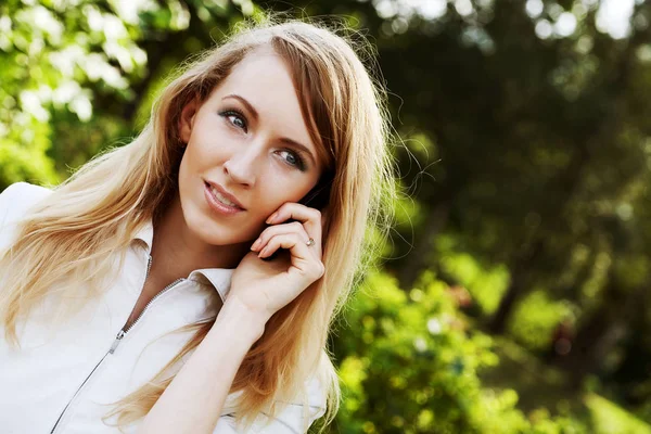 Cep telefonu kullanan kadın