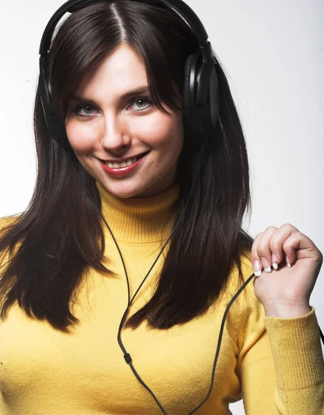 Hermosos auriculares chica — Foto de Stock