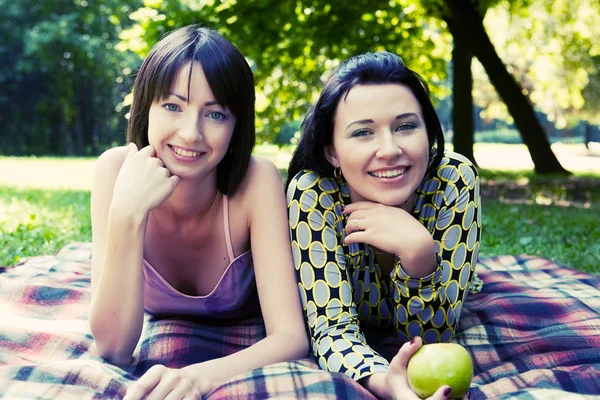 Duas meninas relaxando no parque — Fotografia de Stock