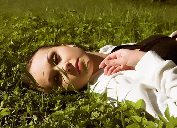 Kız çimlerin üzerine