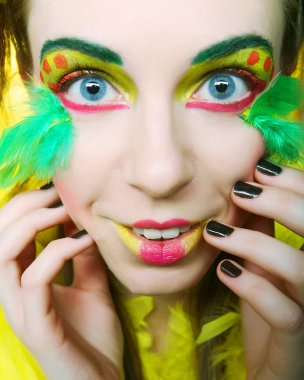 Yaratıcı makyajlı kadın
