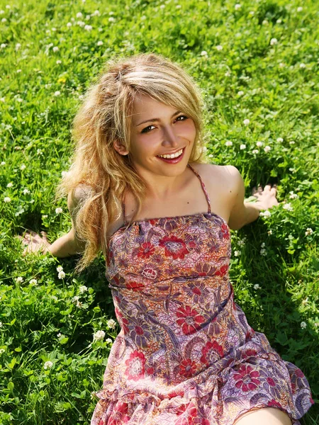 Dışarıda oturan kadın gülümsüyor.