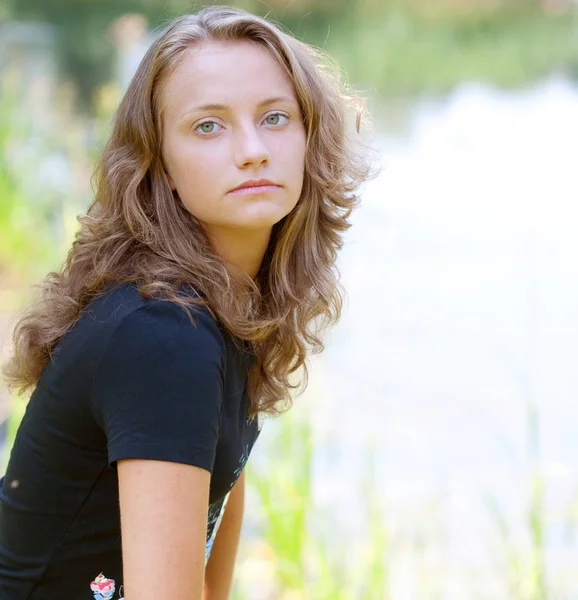 Modelo bonito no parque — Fotografia de Stock