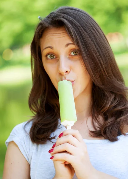 Mulher comendo sorvete dia ensolarado ao ar livre — Fotografia de Stock