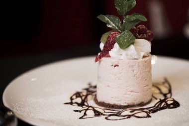 tatlı beyaz plaka üzerinde