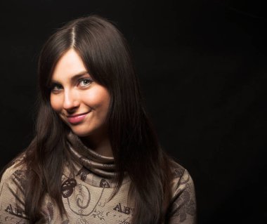 Güzel esmer kadın.