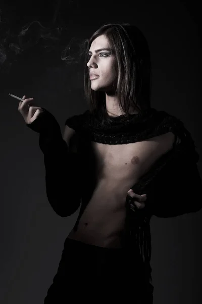 时尚男性吸烟 — 图库照片