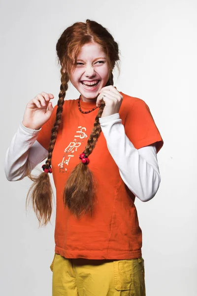 Chica pelirroja encantadora con trenzas largas —  Fotos de Stock