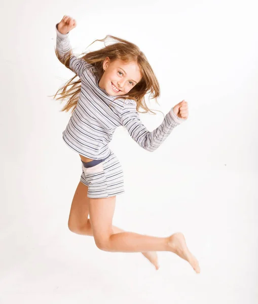 Menina salta em um fundo branco — Fotografia de Stock