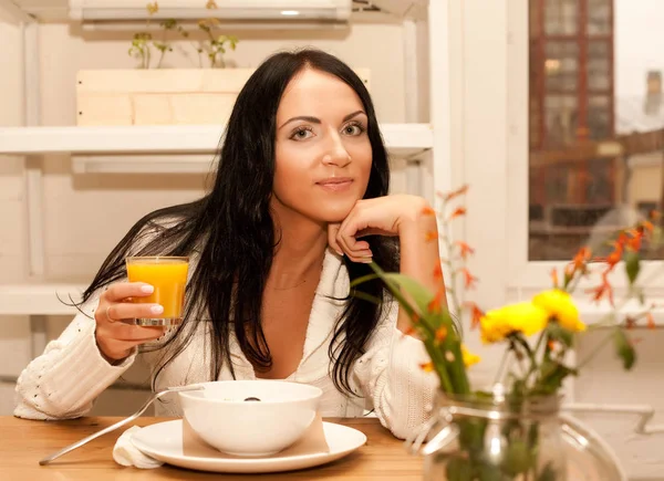 Femme mangeant de la salade à la maison — Photo