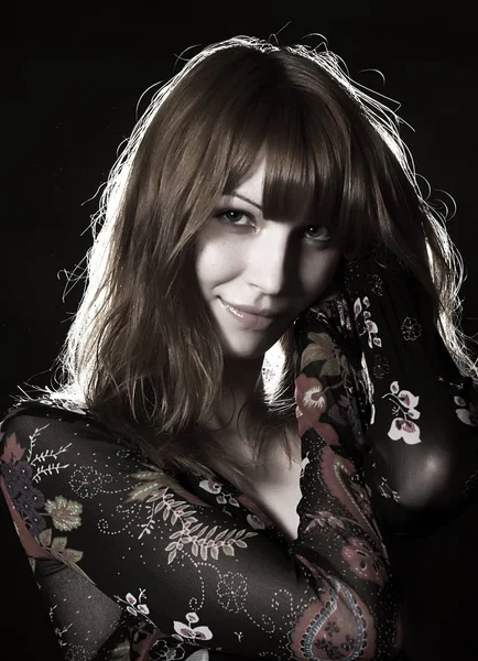 Kırmızı peruk ile güzel kız