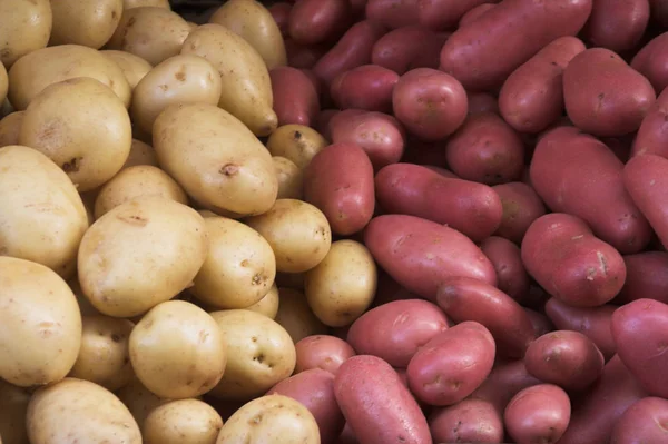 Big bunch of natural potatoes at market — Stock Photo, Image