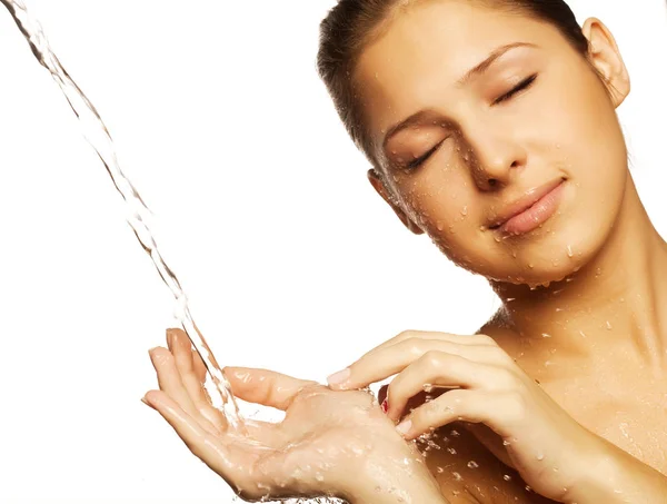 Vrouw met een druppels water op haar zuivere gezicht — Stockfoto