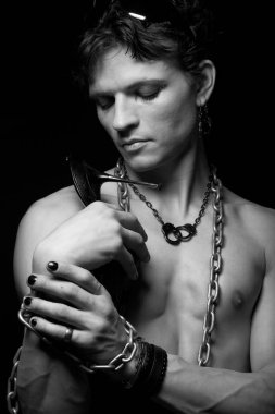 man op zwarte achtergrond