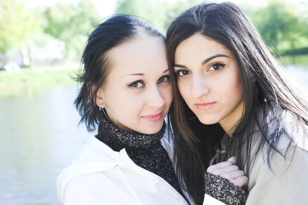 Deux jeunes femmes au bord du lac s'amusent — Photo