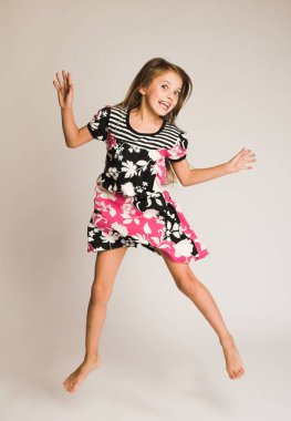 Kız bir sevinç atlama