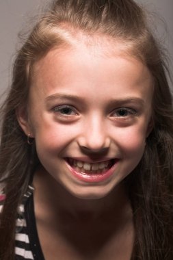 küçük kız mutlu kez