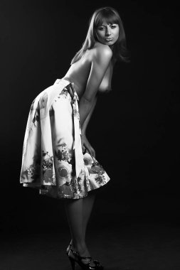 Siyah arka planda güzel çıplak kız