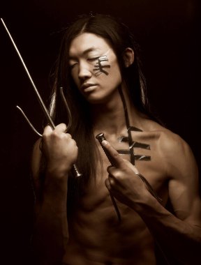 Asyalı çocuk silah ile