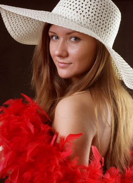 Beyaz bir şapka giyen kız — Stok fotoğraf