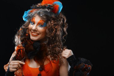 Yaratıcı makyajlı kız lolipop tutuyor. Bebek stili.