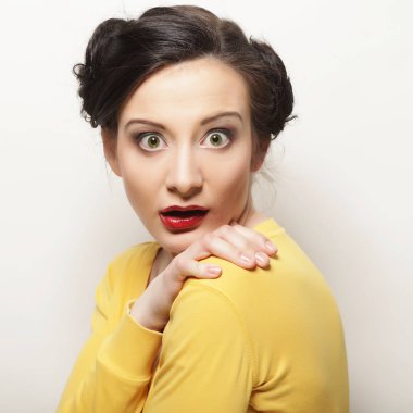 Güzel, genç, şaşkın kadın.