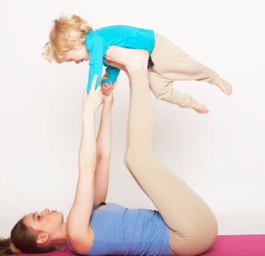 Spor ve insanlar kavramı: baba ve oğlu yoga yaparken egzersiz studio beyaz arka plan üzerinde.