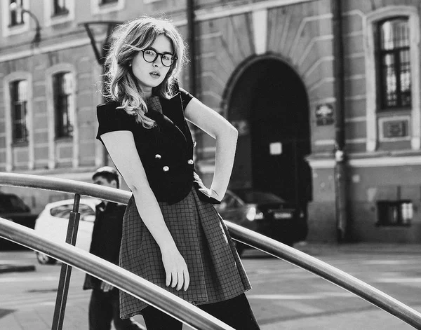 Yaz şehrinde sarışın bir kız, siyah beyaz bir resim.